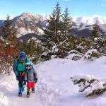 Mężczyzna z dzieckiem pokonujący podejście na żółtym szlaku na szczyt Grześ, zimowe warunki