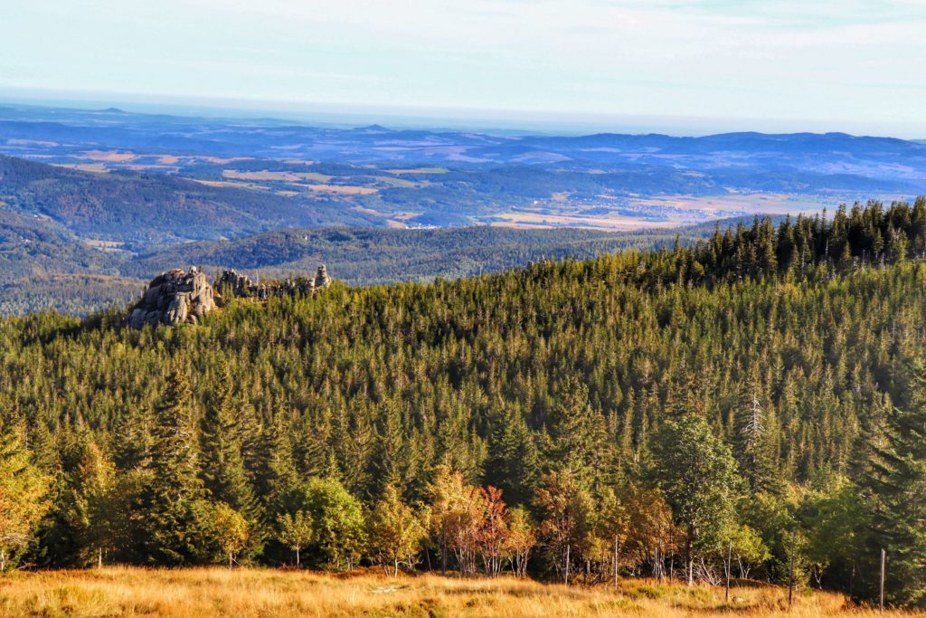 Panorama rozciągająca się z okolic Łabskiego Szczytu na Szklarską Porębę, Kotlinę Jeleniogórską, Góry Izerskie