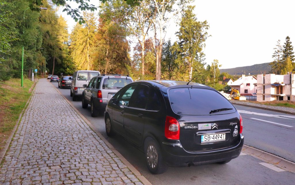 Parking w Szklarskiej Porębie na ulicy Uroczej przy szlaku żółtym