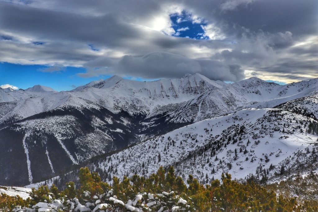 Przepiękny widok rozciągający się na zimowe tatrzańskie szczyty z Grzesia położonego w Tatrach Zachodnich