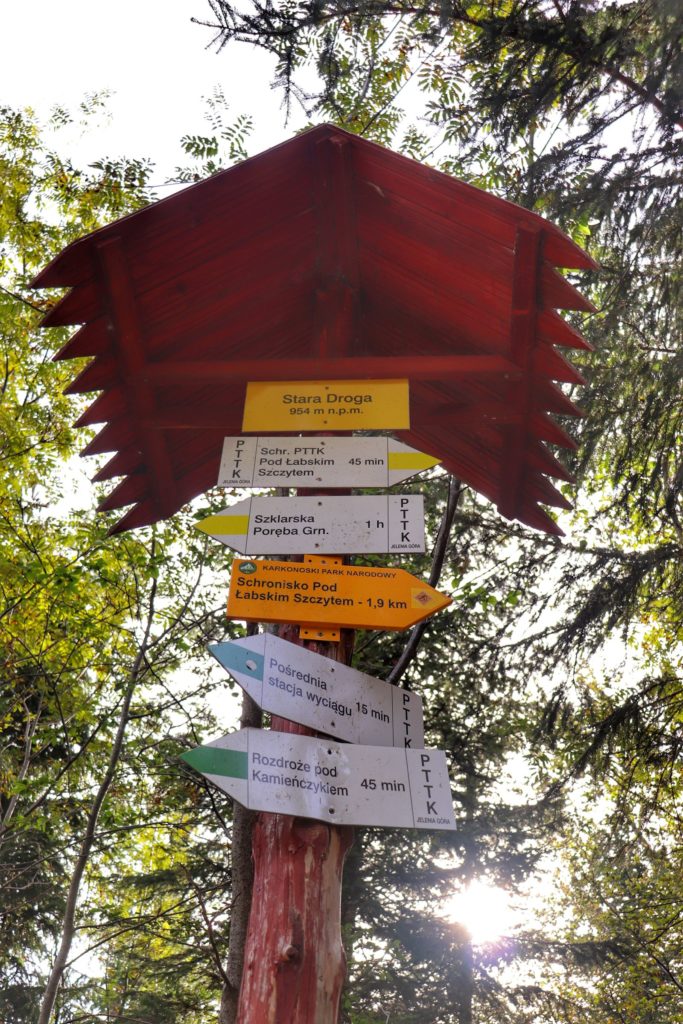Słup z drogowskazami, Karkonoski Park Narodowy, żółta tabliczka - Stara Droga