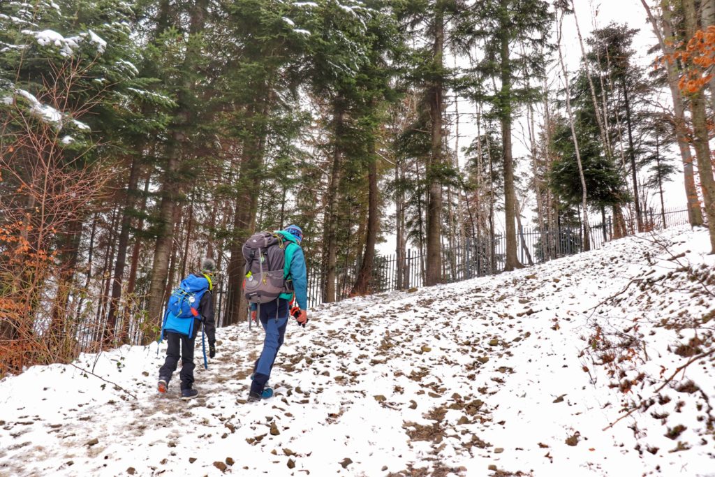 Strome podejście na czarnym szlaku w Beskidzie Małym, turysta z dzieckiem, śnieg