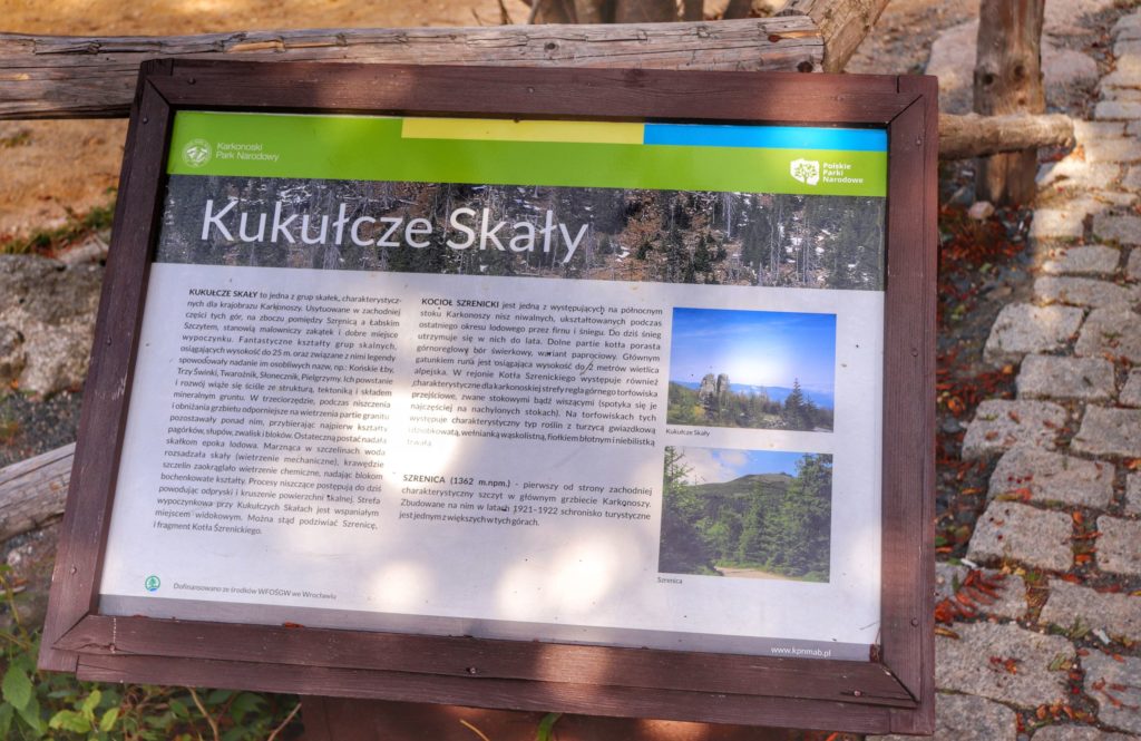 Tablica informacyjna w Karkonoskim Parku Narodowym opisująca Kukułcze Skały