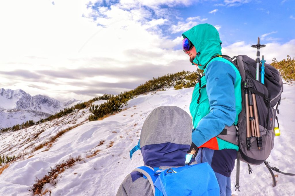Turysta z dzieckiem, ostatnie podejście żółtym szlakiem na szczyt Grześ