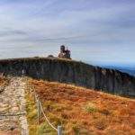 Widok na budynek RTON znajdujący się na Śnieżnych Kotłach, brukowana droga