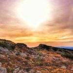 Zachodzące słońce w Karkonoszach - jesień, szlak niebieski idący ze Śnieżnych Kotłów do Schroniska pod Łabskim Szczytem