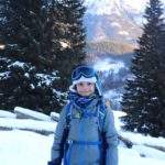 Zadowolone dziecko na tle zaśnieżonych Tatr, Polana Chochołowska