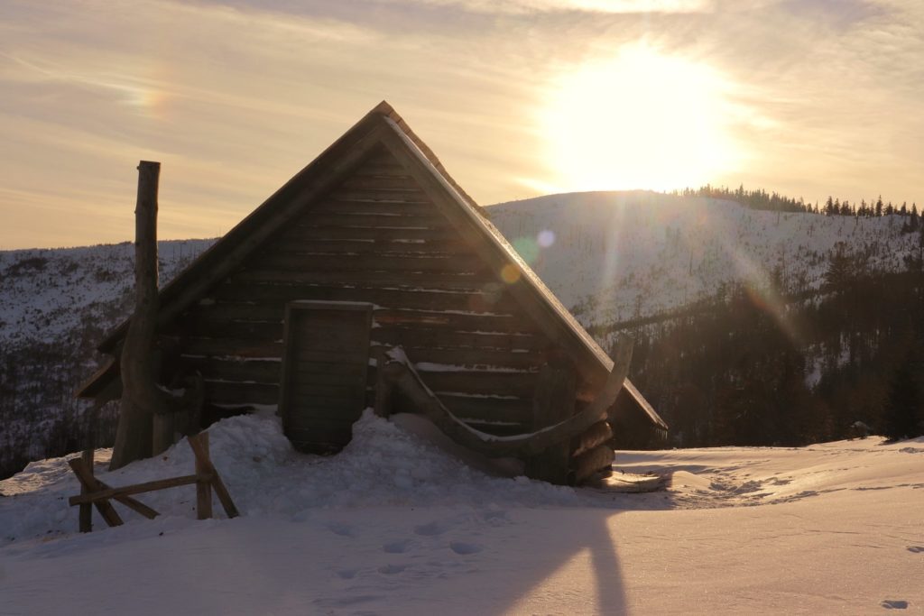 Bacówka na Hali Baraniej zimą - zachodzące słońce