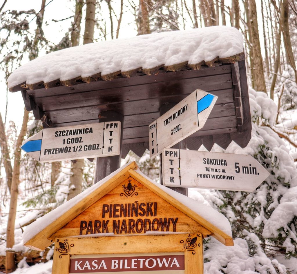Drogowskazy przy kasie Pienińskiego Parku Narodowego - Sokolica (punkt widokowy) czas przejścia 5 minut, zima
