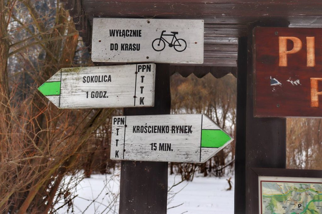 Drogowskazy w Pienińskim Parku Narodowym, zielony szlak na Sokolicę z Krościenka nad Dunajcem - czas przejścia 1 godzina