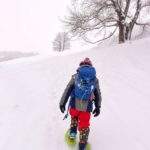 Dziecko idące w rakietach śnieżnych w górę Polany pod Wysoką w Małych Pieninach, zima