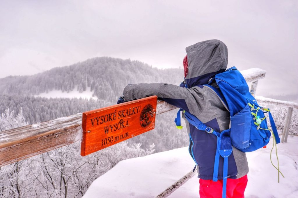 Dziecko na Wysokiej - Pieniny Małe podziwiające zimowe widoki rozciągające się ze szczytu