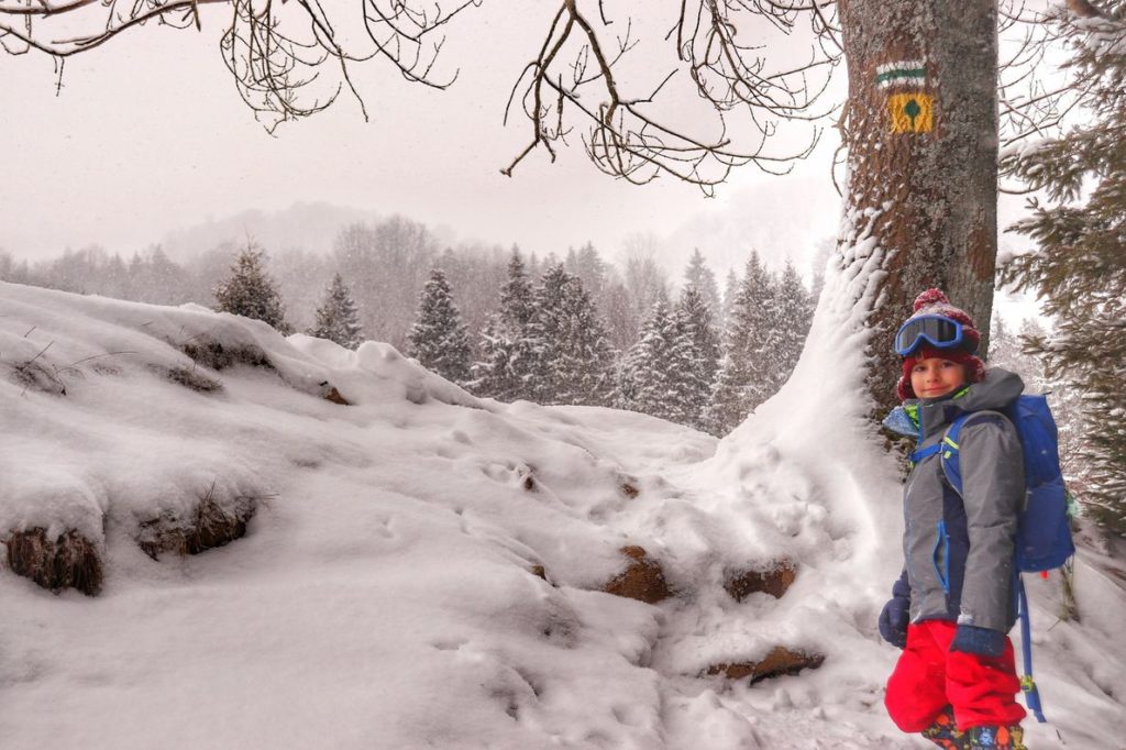 Dziecko na zielonym szlaku idącym na Wysoką z Jaworek, duże ilości zalegającego śniegu na trasie