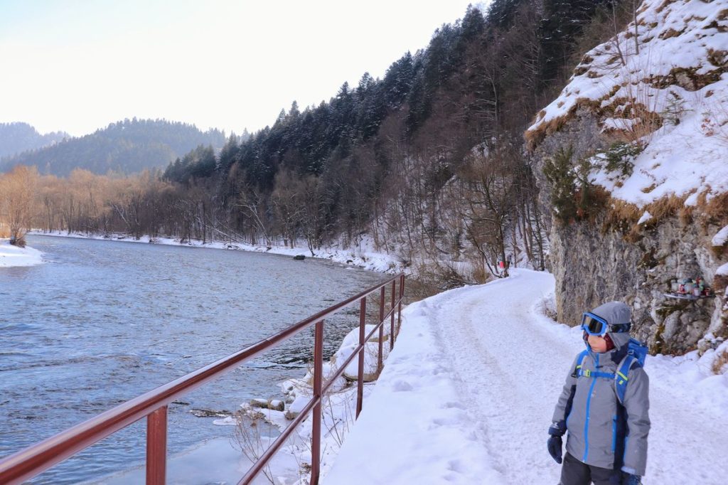 Dziecko podziwiające Dunajec na drodze Świętej Kingi w Pieninach, ładny, zimowy dzień