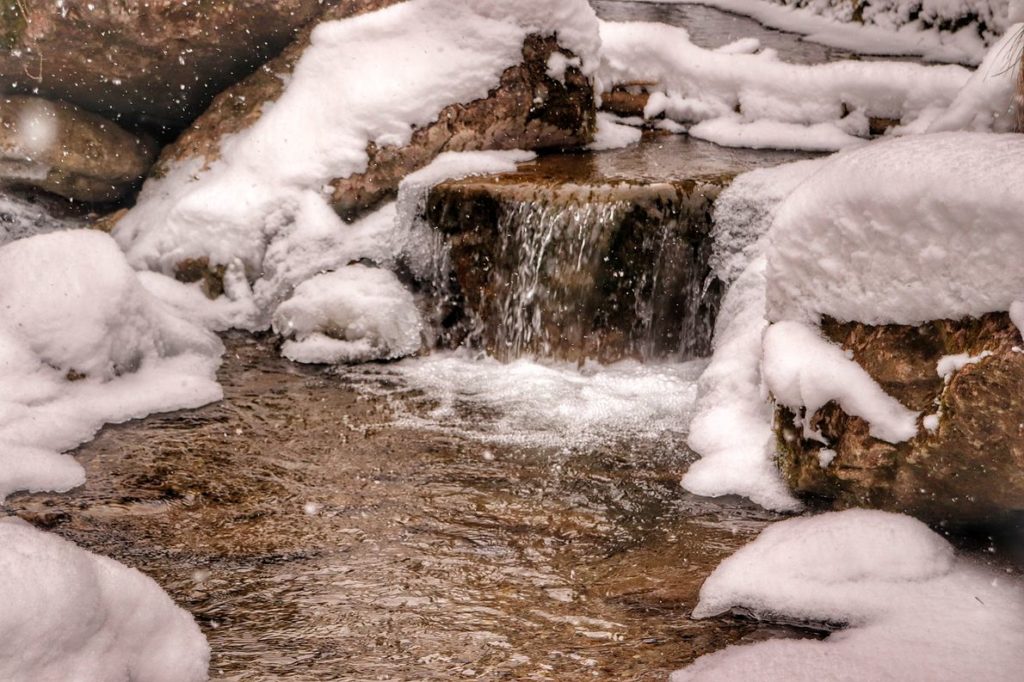Mały wodospadzik w Wąwozie Homole, na skałach zalega śnieg