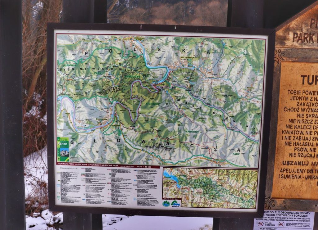 Mapa wisząca w Pienińskim Parku Narodowym na zielonym szlaku na Sokolicę