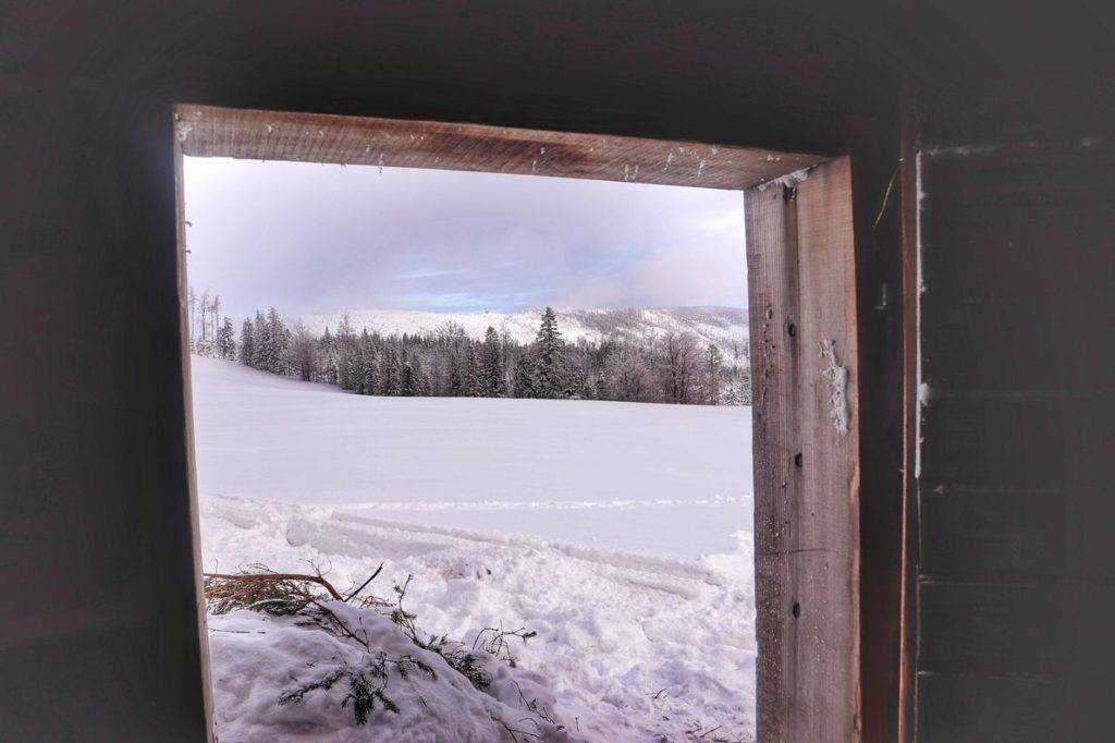 Otwarte drzwi w bacówce na Hali Baraniej, zimowy krajobraz