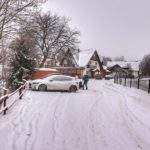 Parking POD DĘBEM w Pieniach przy szlaku na Wysoką, zima