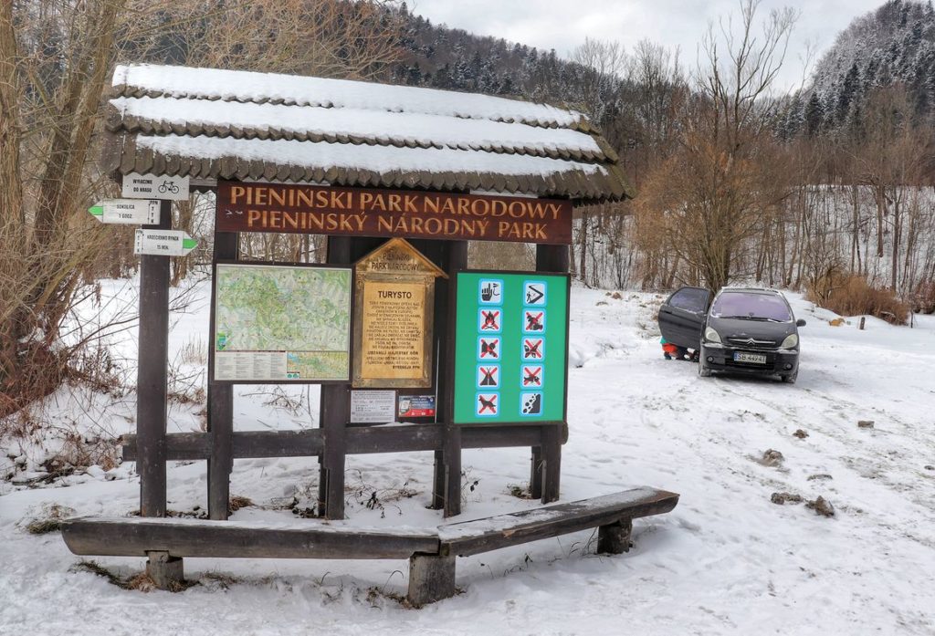 Parking w Krościenku przy zielonym szlaku na Sokolicę, tablice informacyjne, zima