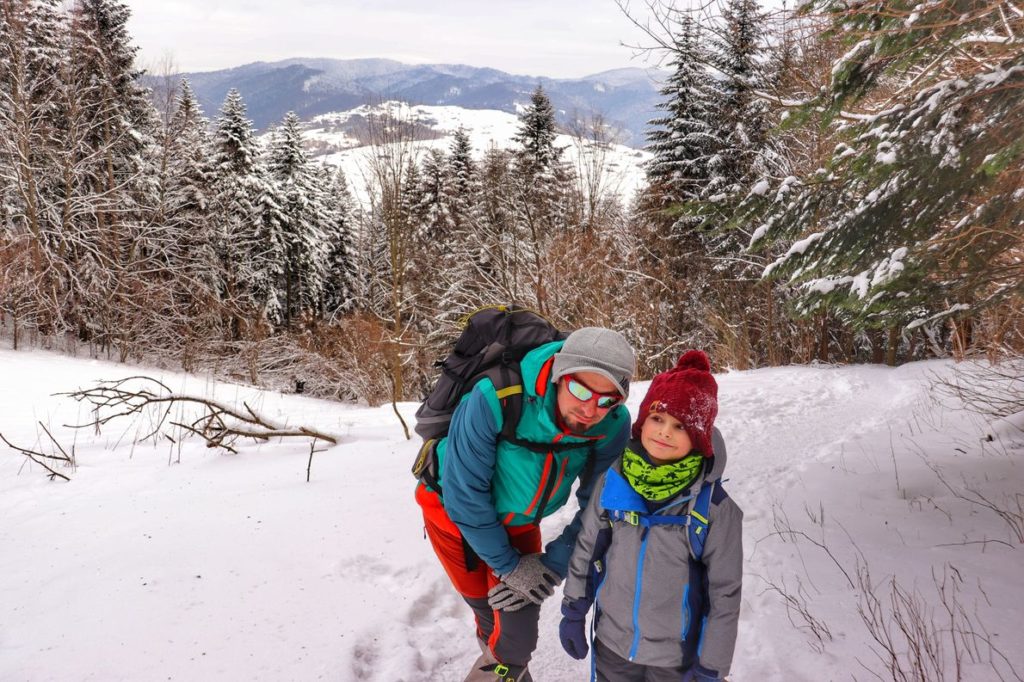Podejście do Przełęczy Sosnów od zielonego szlaku idącego z Krościenka, szczęśliwy turysta z dzieckiem, zima