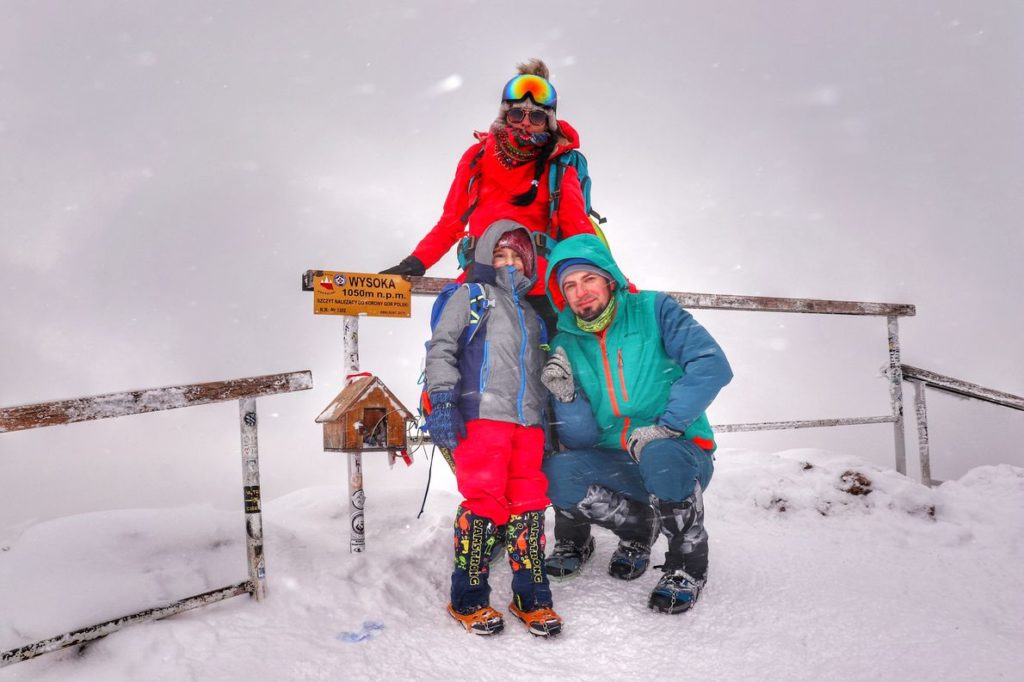 Rodzina na szczycie Wysoka w Pieninach Małych, zima, zerowa widoczność, sypiący śnieg
