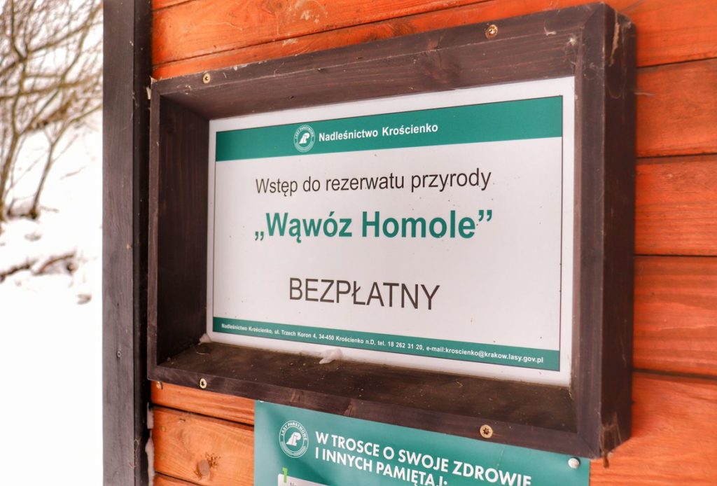 Tabliczka wisząca na Kasie Pienińskiego Parku Narodowego Rezerwatu przyrody Wąwóz HOMOLE z napisem Wstęp bezpłatny