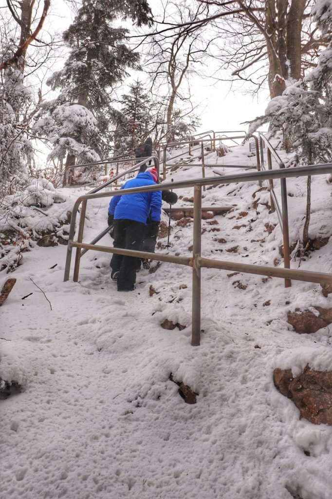 Turyści, ostatnie podejście na Sokolicę (Pieniny), zima, szlak pokryty śniegiem, metalowe barierki