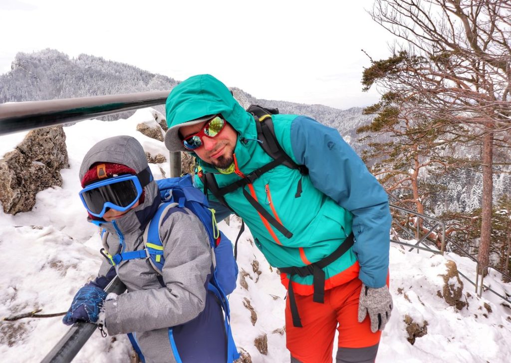 Turysta z dzieckiem na pienińskim szczycie - Sokolica, zima