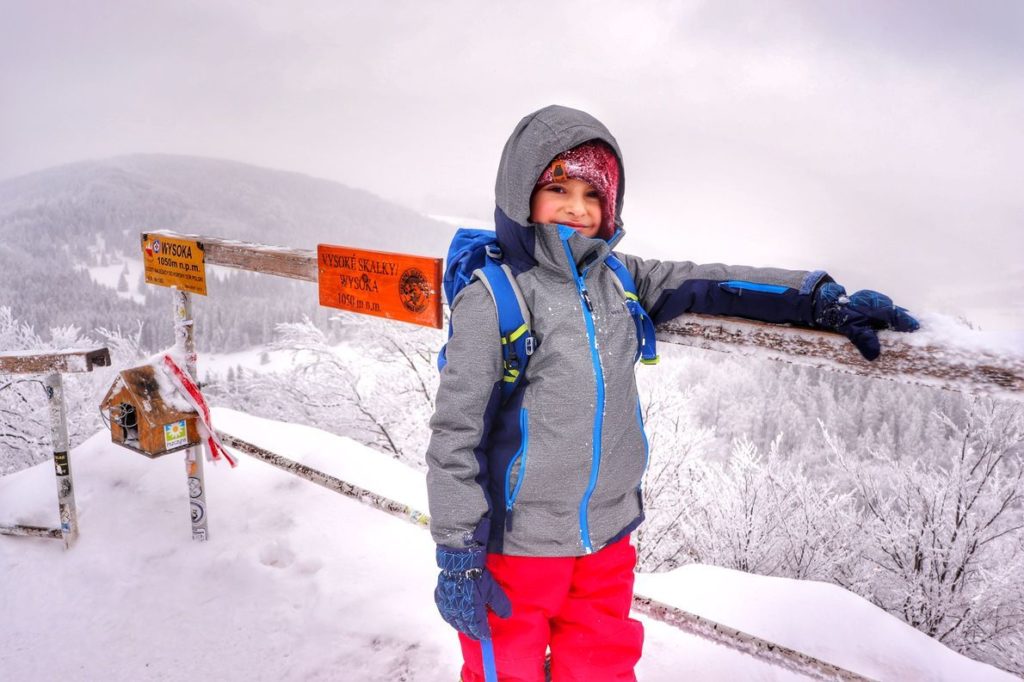 Uśmiechnięte dziecko na szczycie Wysoka w Pieninach, zima