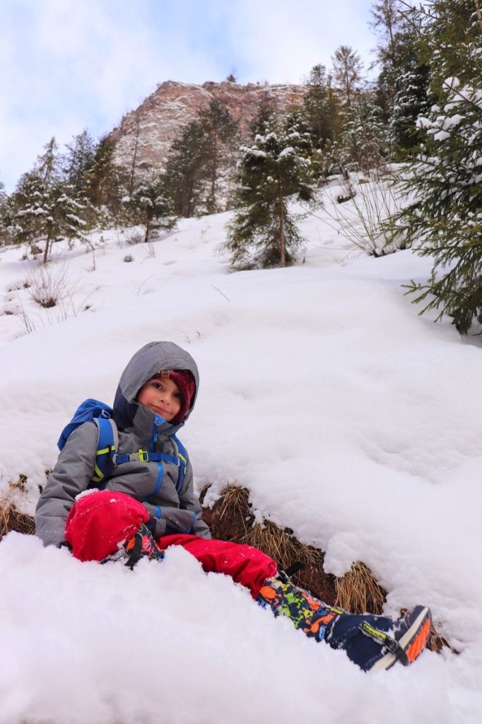 Wązwóz Homole w Pieninach zimą, dziecko odpoczywające w śniegu