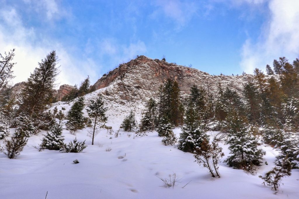 Wapienne ściany skalne w Wąwozie Homole (Pieniński Park Narodowy) na tle niebieskiego nieba, zima