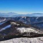 Widok na Beskid Żywiecki w tym Babią Górę z Malinowskiej Skały, śnieg