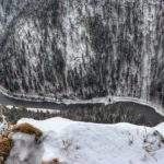 Widok na Dunajec z Sokolicy, skały zasypane śniegiem, zima