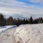 Zima w Rajczy na niebieskim szlaku na Halę Boraczą, w oddali widok na Beskid Żywiecki