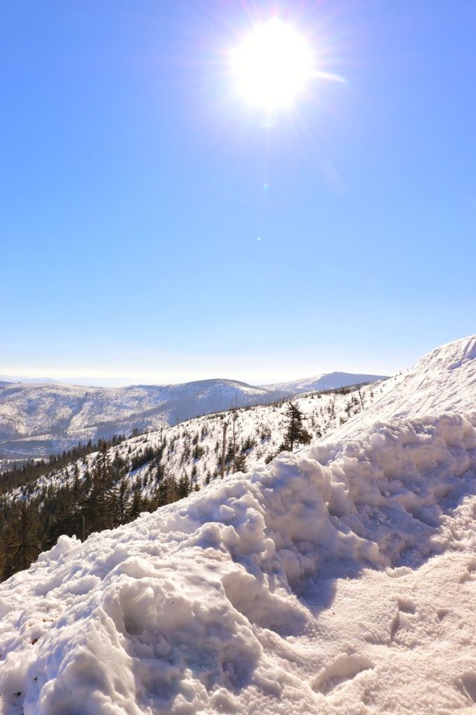Zimowe słońce na Malinowskiej Skale, śnieg, widok na góry