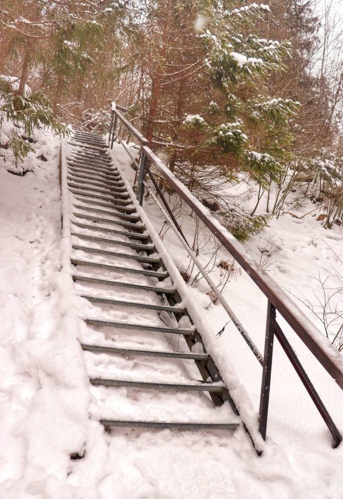 Bardzo strome, metalowe schody w Wąwozie Homole pokryte śniegiem