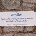 Biała tabliczka z niebieskim napisem - Radiowo Telewizyjny Ośrodek Nadawczy Jelenia Góra - Śnieżne Kotły