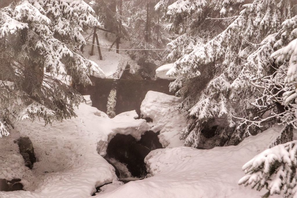 Karkonoski wodospadzik na żóltym szlaku idącym do schroniska pod Łabskim Szczytem, zima