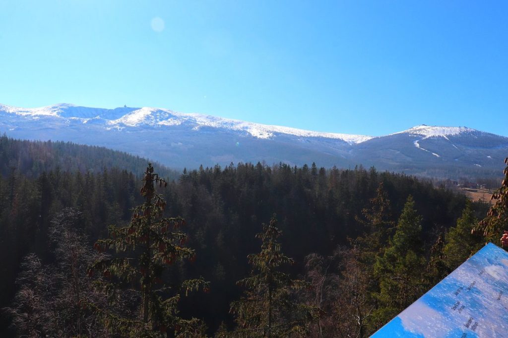 Karkonoskie szczyty na lewo Śnieżne Kotły, patrząc na lewo Szrenica, widok z tarasu Złoty Widok w Górach Izerskich, piękny, zimowy dzień