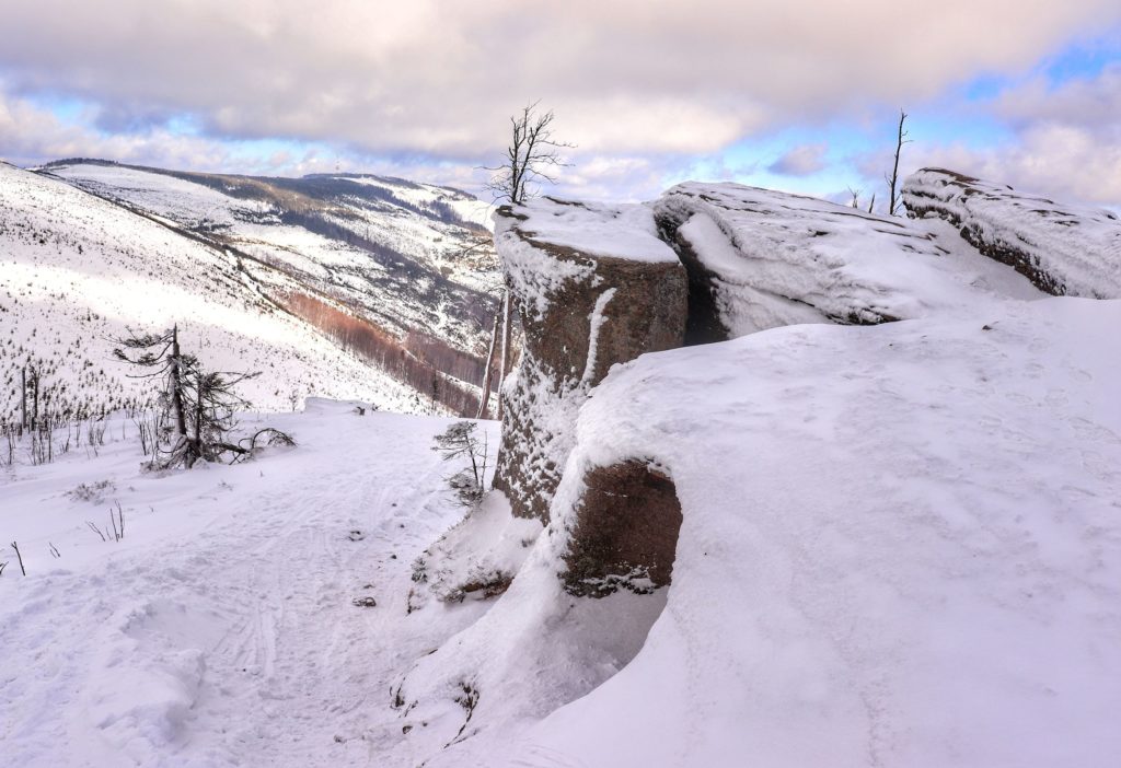 Malinowska Skała w Beskidzie Śląskim pokryta śniegiem