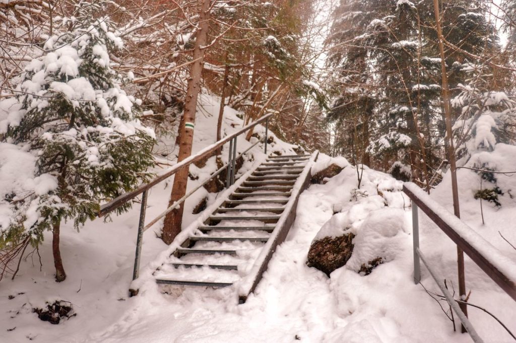 Metalowe schody pokryte warstwą śniegu w rezerwacie przyrody Wąwóz Homole w Małych Pieninach