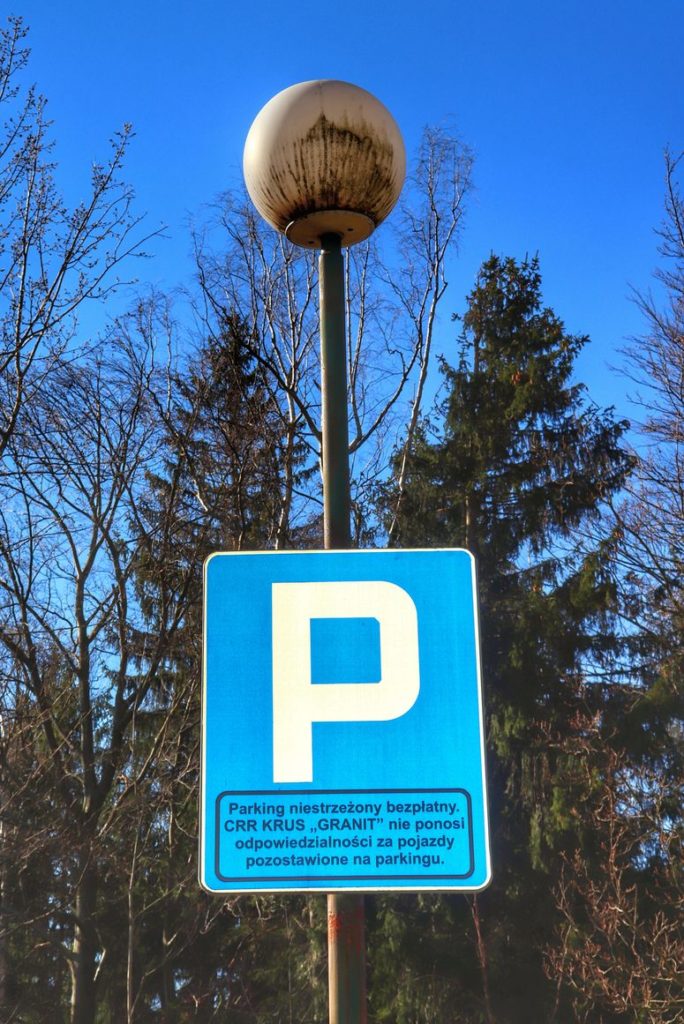 Niebieski znak PARKING - CRR KRUS GRANIT przy trasie na Złoty Widok (Szklarska Poręba)