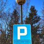 Niebieski znak PARKING - CRR KRUS GRANIT przy trasie na Złoty Widok (Szklarska Poręba)