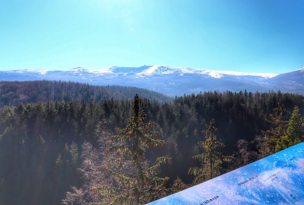 Platforma widokowa w Szklarskiej Porębie nosząca nazwę Złoty Widok, widok na Karkonosze - Śnieżne Kotły w zimowej odsłonie