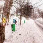 Skręt szlaku zielonego z głównej drogi w Jaworkach w lewo do Wąwozu Homole, zimowy poranek, turysta z dzieckiem i sankami