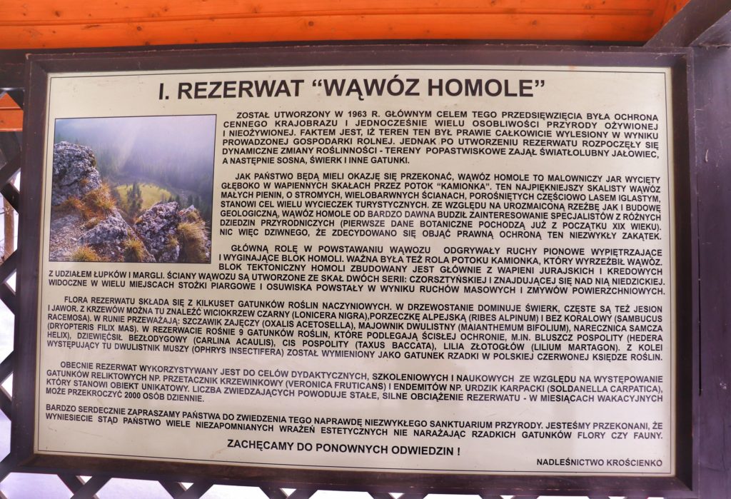 Tablica informacyjna wisząca przy wejściu do Wąwozu Homole w Jaworkach zatytułowana REZERWAT WĄWÓZ HOMOLE