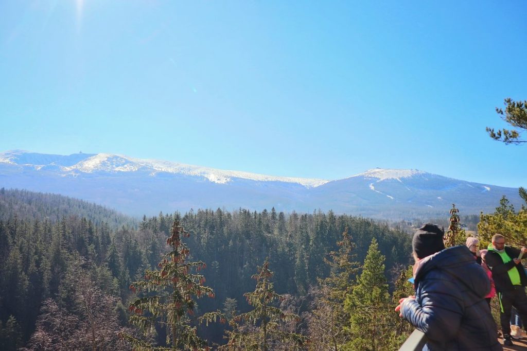 Turyści podziwiający widoki rozciagające się z platformy widokowej Złoty Widok na Śnieżne Kotły oraz Szrenicę