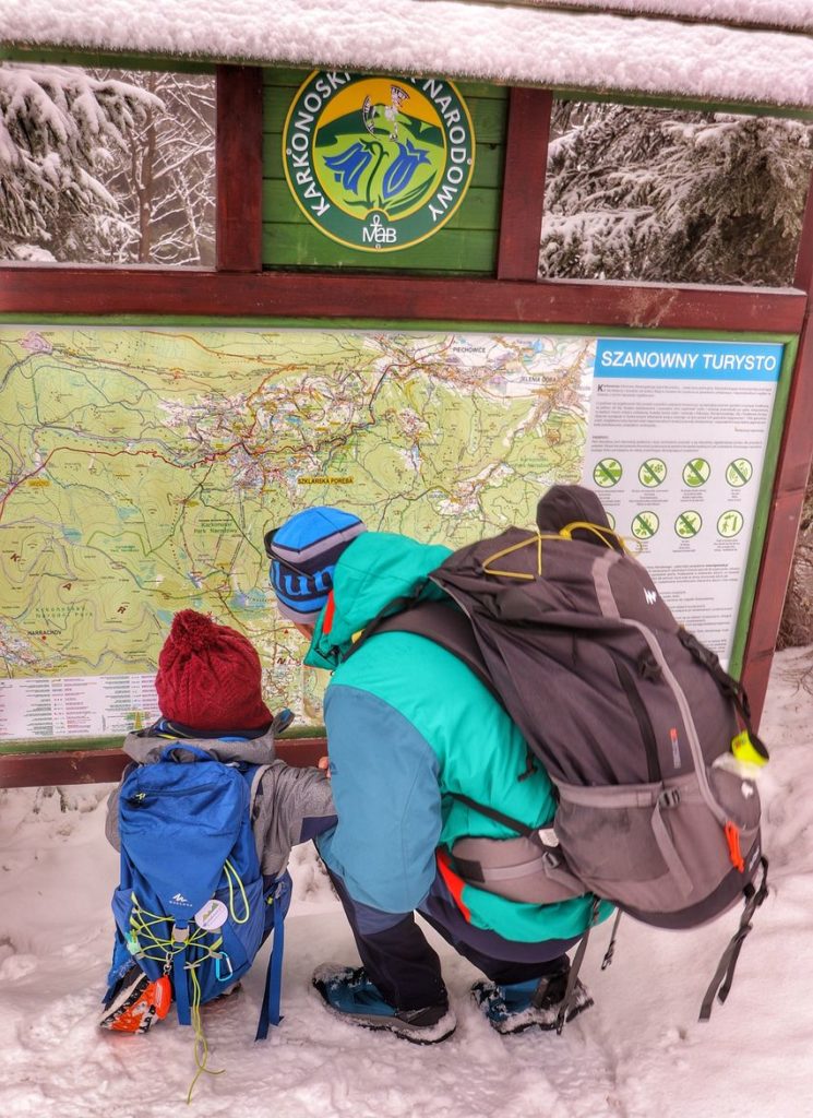Turysta z dzieckiem patrzący na mapę Karkonoskiego Parku Narodowego, okolice Kukułczych Skał