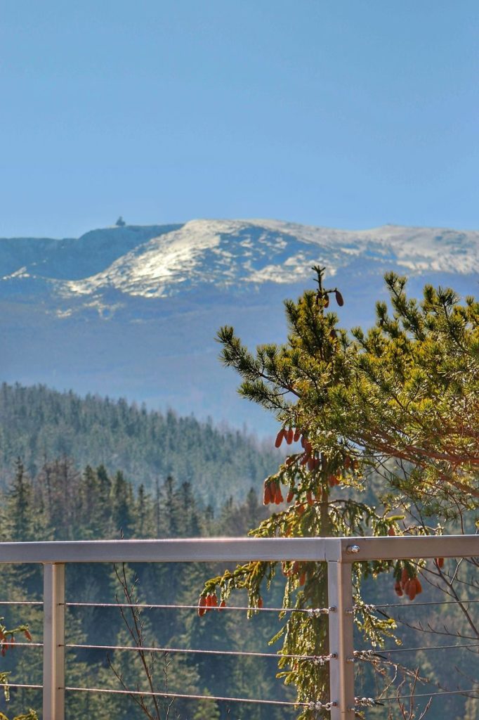 Widok na zimowe, ośnieżone Śnieżne Kotły z platformy widokowej Złoty Widok w Szklarskiej Porębie, niebieskie niebo, słoneczny dzień
