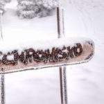 Zmrożona, drewniana tablica wskazująca kierunek do schroniska pod Łabskim Szczytem